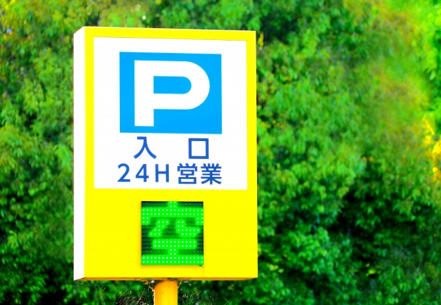 駐車場で車中泊は違反ですか?法的見解を解説